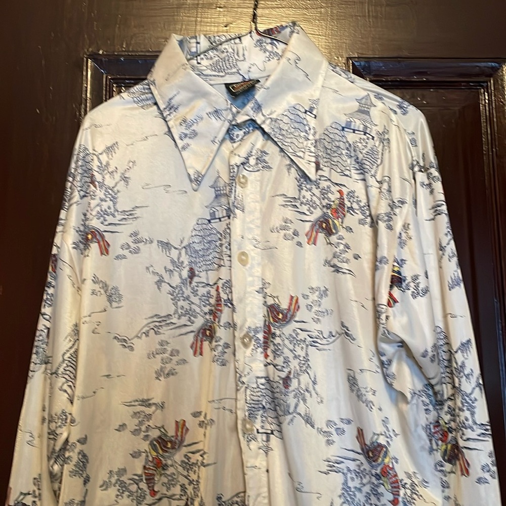 70’s Vintage Men’s Leisure Shirt Button Down Lightweight Silky Asian Pagoda Bird